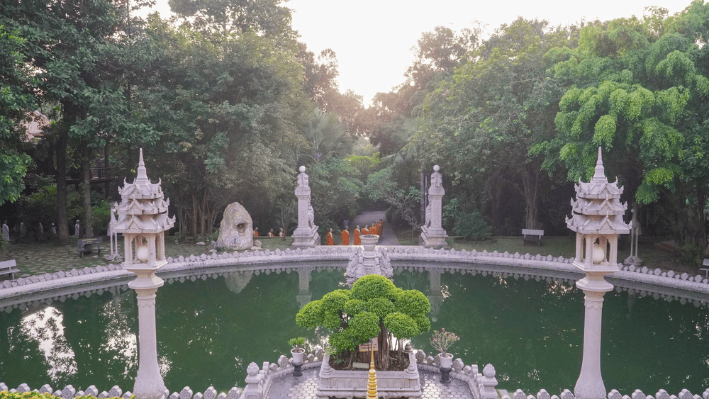 The rarely seen emerald green water lake right in front of the Gotama Cetiya Pagoda (Source: Tổ Đình Bửu Long Fanpage)